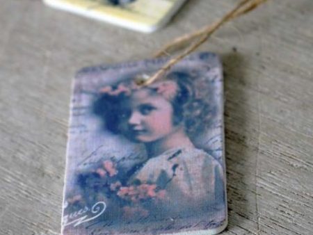 VINTAGE GIRL GIFT TAG Supply